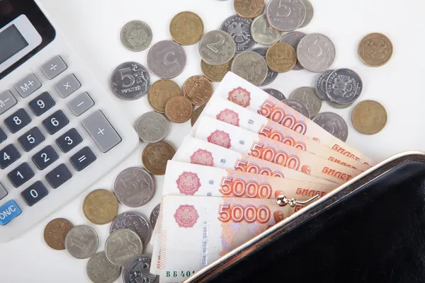 Calcolatrice e un portafoglio con denaro russo Immagini Stock Royalty Free