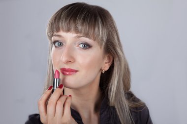 güzel kadının dudakları boyalar