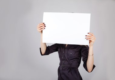 boş bir sayfa tutan kadın