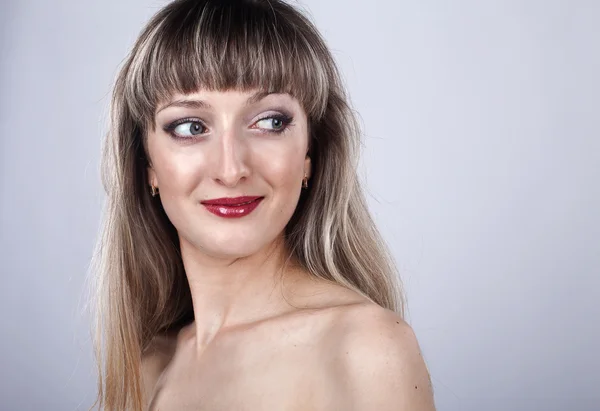 Vrouw met lang haar en make-up in studio — Stockfoto