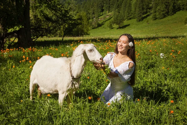 Krásná Žena Kozou Horách Altai Koncept Cestovního Ruchu — Stock fotografie