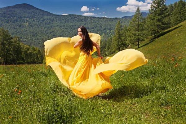 Beautiful Altai Girl Yellow Dress Walks Altai Mountains Summer Tourism — Stock Photo, Image