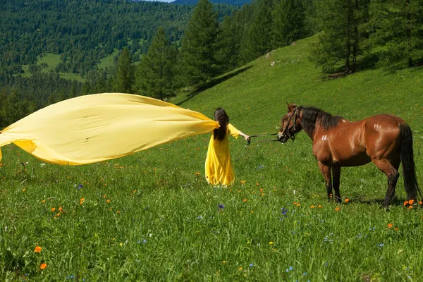 Krásná Žena Asijského Vzhledu Žlutých Šatech Procházky Koněm Létě Altai — Stock fotografie