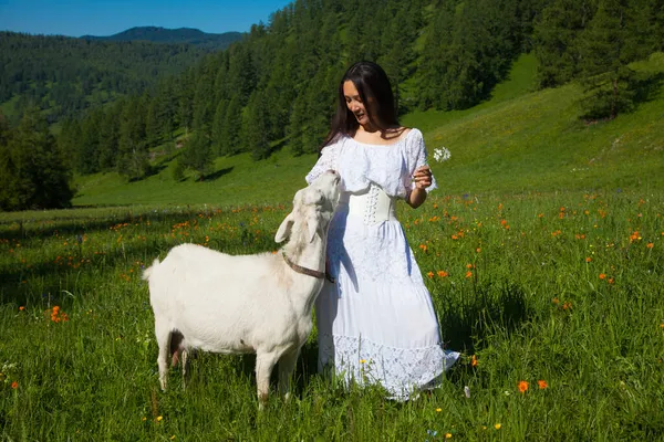 Žena Bílých Šatech Bílou Kozou Létě Prochází Horách Altai — Stock fotografie