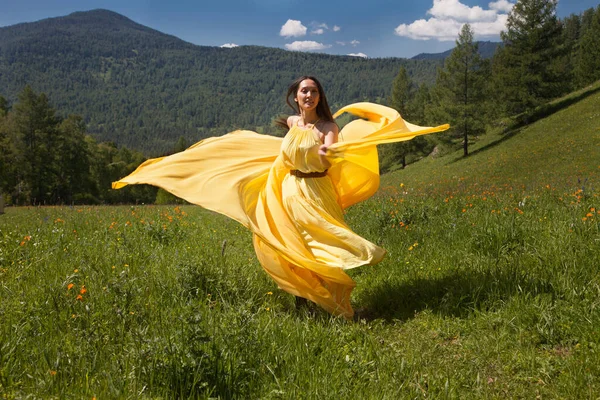 Beautiful Woman Asian Appearance Yellow Dress Walks Summer Altai — Stock Photo, Image