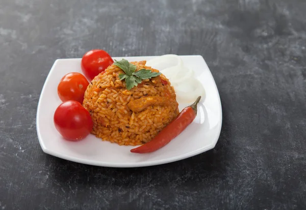 Jollof Riso Cotto Pomodori Peperoncini Piatto Bianco Fondo Nero Foto Stock