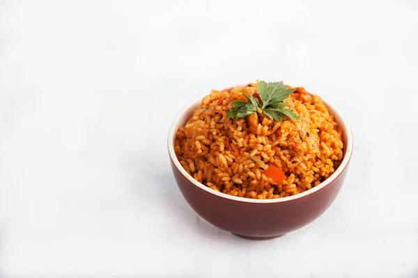 Jollof Arroz Com Salsa Uma Xícara Cerâmica Fundo Branco Cozinha — Fotografia de Stock