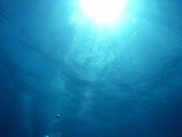 Bajo los rayos del agua — Foto de Stock