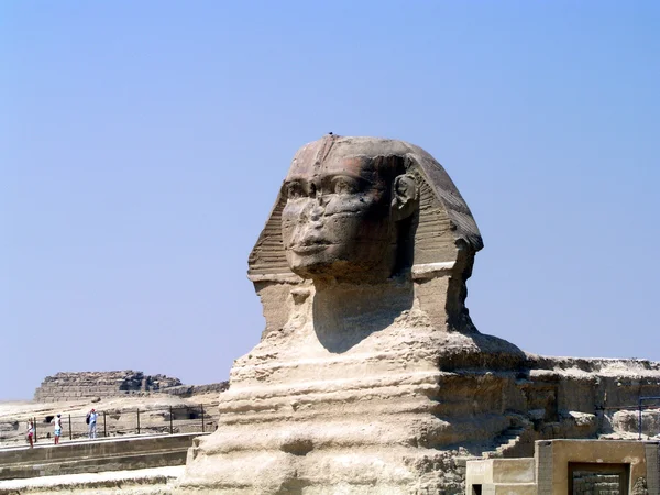 Sphinx und Pyramide — Stockfoto