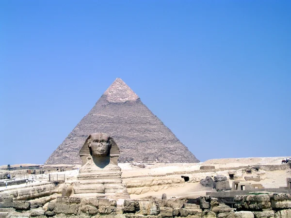 Sphinx en piramide — Stockfoto