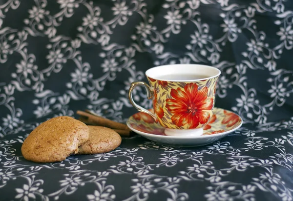 Xícara de biscoitos de chá e aveia — Fotografia de Stock