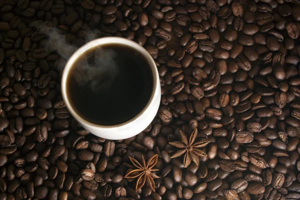 Kopp kaffe på en bakgrund kaffe spannmål — Stockfoto