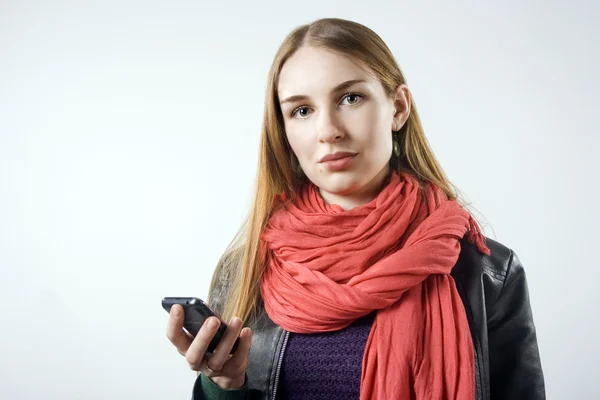 Menina loira nova com telefone celular na mão — Fotografia de Stock