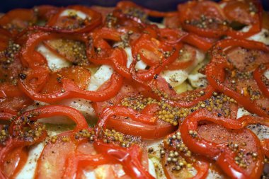 kırmızı biber ve hardal ile lezzetli yemek güveç