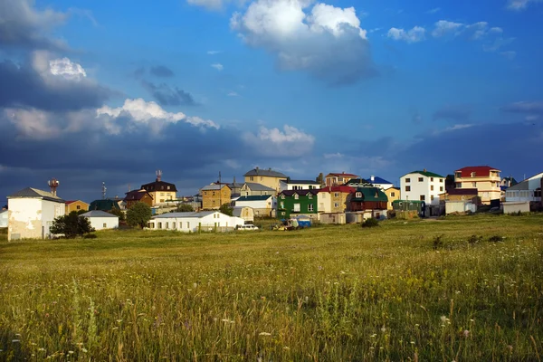 House on the background of meadows and blue sky — Stock Photo, Image