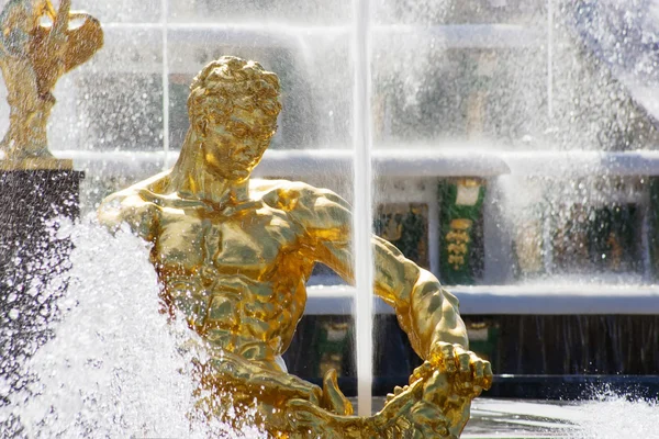 Estátua de Sansão em Peterhof — Fotografia de Stock