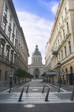 Budapeşte, Macaristan'Aziz Stefan Katedrali önünde sokak