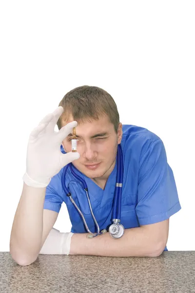 Medico con un flaconcino di farmaci nelle mani di — Foto Stock