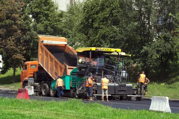 Workers repairing the road — Stock Photo, Image