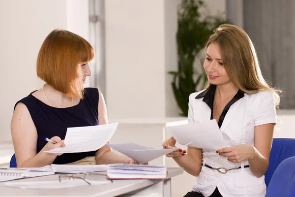 Femme conseille les clients dans le bureau — Photo