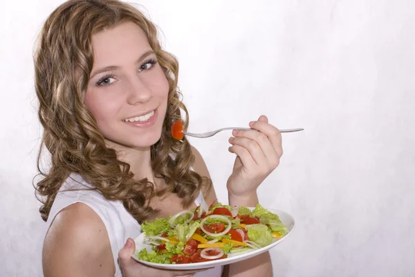 Ragazza con insalata — Foto Stock