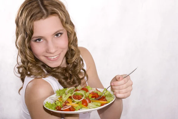 Chica con ensalada — Foto de Stock