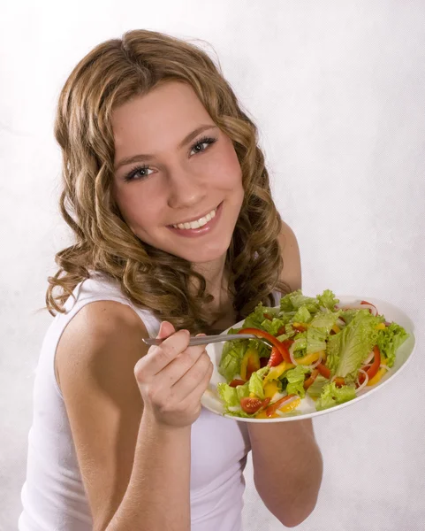 Flicka med sallad — Stockfoto