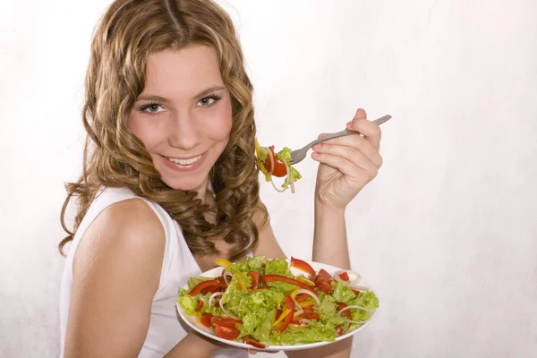 Flicka med sallad — Stockfoto