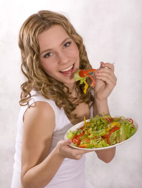 Девушка с салатом — стоковое фото