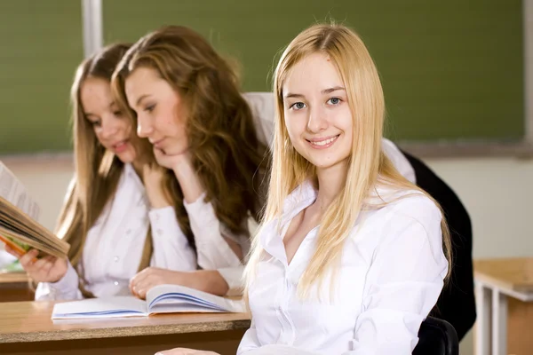 Meninas jovens na escola — Fotografia de Stock