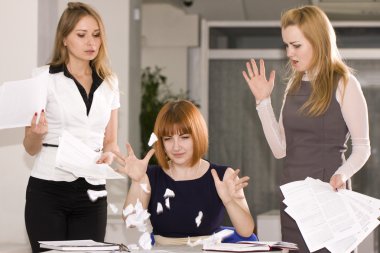 Müdür çalışanlara belge ile memnun değil