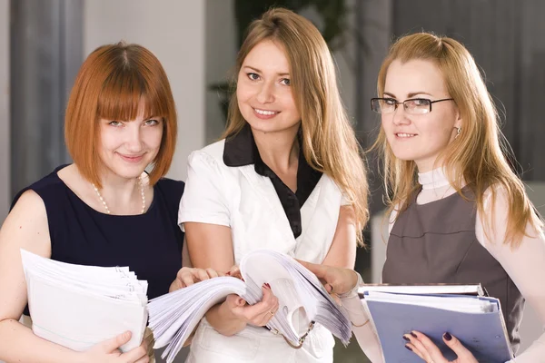 Giovani donne d'affari sorridono — Foto Stock