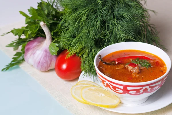 Kharcho soep geserveerd met groenten en groen — Stockfoto