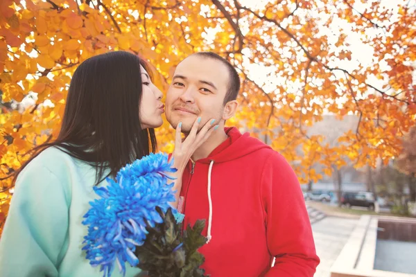 Unga asiatiska par i kärlek och ha lite höst kul — Stockfoto