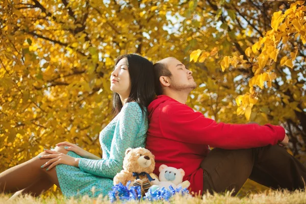 Νεαρό ζευγάρι Ασίας στην αγάπη και να έχουν κάποια φθινόπωρο διασκέδαση Royalty Free Φωτογραφίες Αρχείου