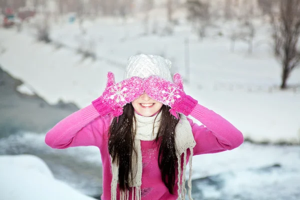 Ragazza sorridente su sfondo neve inverno — Foto Stock