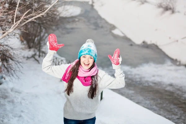 雪の冬の背景に笑顔の女の子 — ストック写真