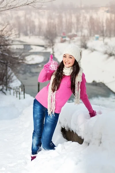 Mosolygó lány a hó a téli háttér — Stock Fotó