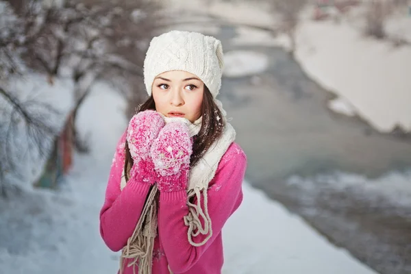 Ragazza in nuvole luminose su sfondo neve inverno — Foto Stock