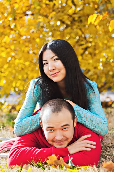 Joven asiático pareja en amor y tener algunos otoño divertido — Foto de Stock