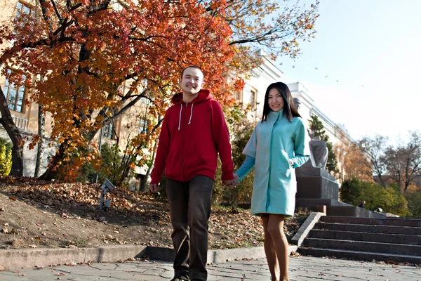 Young asian couple in love and having some autumn fun — Stock Photo, Image