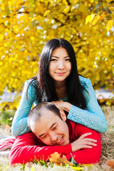 Sonbaharda aşık mutlu Asya çift — Stok fotoğraf