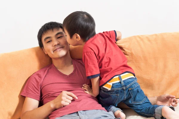 Vater und Sohn küssen sich — Stockfoto