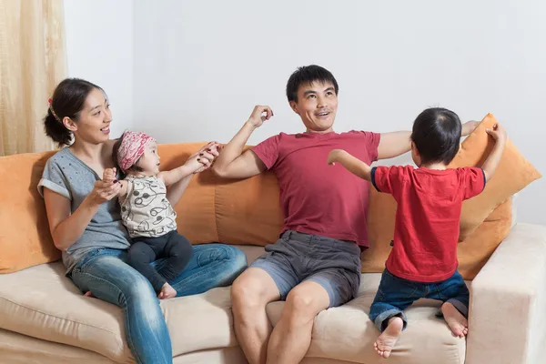 Familie spielt auf Sofa — Stockfoto