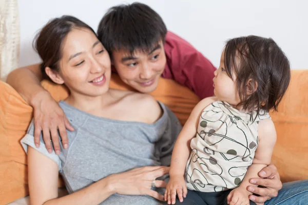 Famiglia felice a casa — Foto Stock