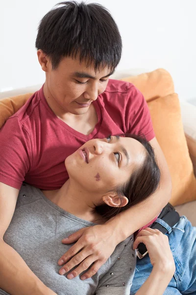 Junge Familie lächelt — Stockfoto