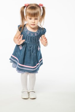 sevimli sarışın kız mavi elbiseli