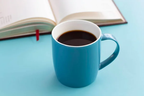 Blaue Keramiktasse Mit Schwarzem Kaffee Auf Pastellfarbenem Hintergrund Verschwommenes Licht — Stockfoto