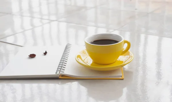 Gelbe Keramiktasse Mit Schwarzem Kaffee Aufgeschlagenen Buch Verschwommenes Licht — Stockfoto