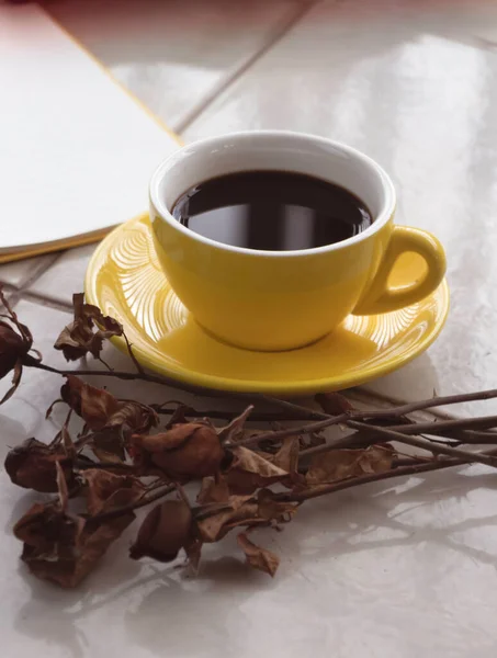 Tazza Ceramica Gialla Con Caffè Nero Messo Accanto Fiori Secchi — Foto Stock